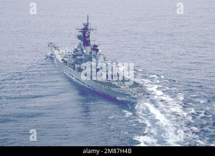 Una vista elevata del quarto porto della nave da guerra USS NEW JERSEY (BB-62) in corso. Paese: Oceano Pacifico (POC) Foto Stock