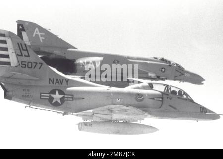 Una vista laterale destra aria-aria di un aeromobile Fleet Composite Squadron 12 (VC-12) TA-4J Skyhawk e di un aeromobile Fighter Squadron 202 (VF-202) F-4 Phantom II in formazione. Paese: Sconosciuto Foto Stock