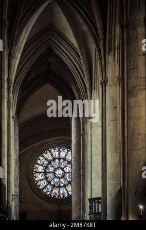 Rosone e navata della cattedrale gotica medievale di Saint Etienne nel centro storico di Tolosa (Haute Garonne, Francia) Foto Stock