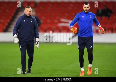 Danny Alcock, primo allenatore della squadra della Nottingham Forest e portiere della Nottingham Forest, Jordan Smith durante la finale della Carabao Cup Quarter Match tra Nottingham Forest e Wolverhampton Wanderers al City Ground di Nottingham mercoledì 11th gennaio 2023. (Credit: Jon Hobley | NOTIZIE MI) Credit: NOTIZIE MI & Sport /Alamy Live News Foto Stock
