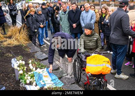 New York, Stati Uniti. 12th Jan, 2023. Marion Van Reeth, che ha perso entrambe le gambe dopo essere stato colpito sulla pista ciclabile da un camion guidato da Sayfullo Saipov in un attacco terroristico nel 31 ottobre 2017, partecipa con altri parenti e sopravvissuti in un omaggio al sito dell'attacco a Lower Manhattan. Saipov può affrontare la pena di morte per il fatale camion in un processo che ha avuto inizio questa settimana in un tribunale federale. Credit: Enrique Shore/Alamy Live News Foto Stock