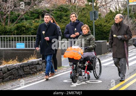 New York, Stati Uniti. 12th Jan, 2023. Marion Van Reeth, che ha perso entrambe le gambe dopo essere stato colpito sulla pista ciclabile da un camion guidato da Sayfullo Saipov in un attacco terroristico nel 31 ottobre 2017, partecipa con altri parenti e sopravvissuti in un omaggio al sito dell'attacco a Lower Manhattan. Saipov può affrontare la pena di morte per il fatale camion in un processo che ha avuto inizio questa settimana in un tribunale federale. Credit: Enrique Shore/Alamy Live News Foto Stock