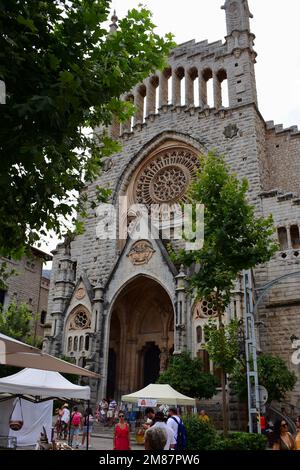 La splendida cattedrale di Saint Bartomeu si trova in Plaza de sa Constitució, la piazza principale di Sóller. Foto Stock