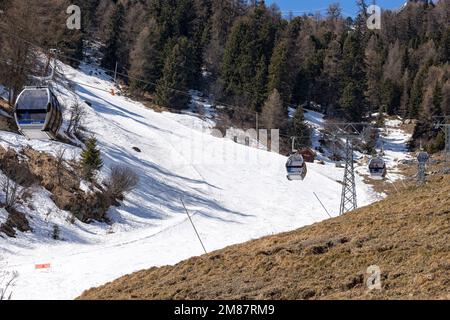 Grimentz Bendolla gondola e pista da sci vista da Grimentz in primavera. Rimane solo un po' di neve. Grimentz, Val d'Anniviers, Vallese, Alpi Pennine, Foto Stock