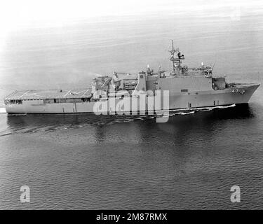 Una vista aerea a dritta della nave di sbarco USS FORT MCHENRY (LSD-43) in corso. Paese: Sconosciuto Foto Stock