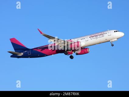 Un Airbus A321-231 di Wizz Air parte dall'aeroporto Gatwick di Londra Foto Stock