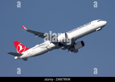 Un Airbus A321-271NX di Turkish Airlines parte dall'aeroporto di Gatwick Foto Stock