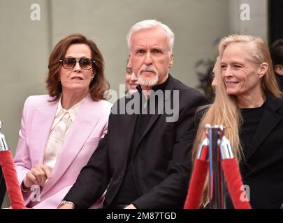 Hollywood, California, il 12 gennaio 2023. Sigourney Weaver, James Cameron e Suzy Amis alla cerimonia delle impronte e delle impronte di James Cameron e Jon Landau nel piazzale del TCL Chinese Theatre di Hollywood, CA, il 12 gennaio 2023. © Lisa OConnor / AFF-USA.com Foto Stock