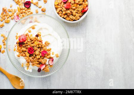 Muesli con yogurt in un Boal, colazione sana, muesli con frutti secchi su sfondo luminoso Foto Stock