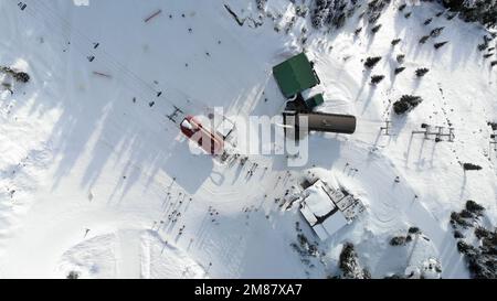 Whistler Mountain seggiovia, drone aereo, sci montagna, giorno di sole, inverno, ski hill. Foto Stock
