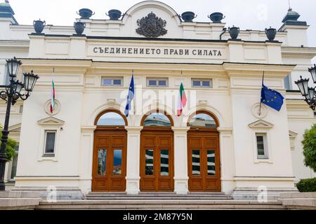 L'edificio dell'Assemblea Nazionale della Repubblica di Bulgaria si trova nel centro della capitale, sulla Piazza dell'Assemblea Nazionale. Vista di Foto Stock