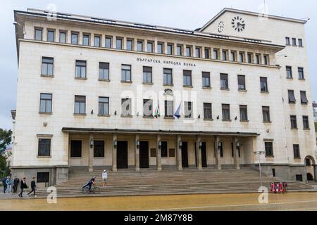 L'edificio della Banca Nazionale bulgara situato nel centro della capitale, sulla piazza del Principe Alessandro I. Vista sulle strade della città. Sofia Foto Stock