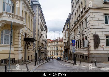 Vista sulle strade della città e sul centro storico della capitale della Bulgaria. La città si trova ai piedi della catena montuosa Vitosha Foto Stock