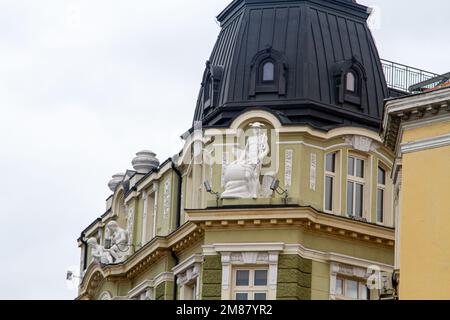 Vista sulle strade della città e sul centro storico della capitale della Bulgaria. La città si trova ai piedi della catena montuosa Vitosha Foto Stock