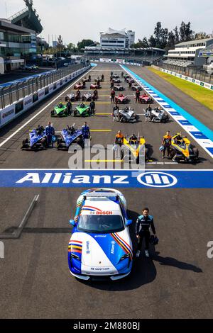 Città del Messico, Messico. 12th Jan, 2023. 1/12/2023 - le 2023 vetture e i piloti in griglia, con la Porsche Taycan Safety Car e Bruno Correia, Safety Car driver durante la Formula e Round 1 - e-Prix di Città del Messico a Città del Messico, Messico. (Foto di Sam Bloxham/Motorsport Images/Sipa USA) Credit: Sipa USA/Alamy Live News Foto Stock