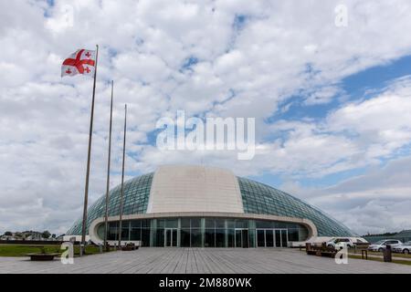 Kutaisi, Georgia, 06.06.21. Entrata all'ex edificio del Parlamento Georgiano a Kutaisi, moderna struttura a cupola in acciaio e vetro abbandonata. Foto Stock