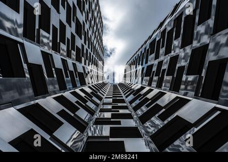 Berlino, Germania - Giugno 26 2022: Vista astratta del moderno Hotel Motel uno scatto di Berlino dal basso; la più bella architettura geometrica di Berlino Foto Stock