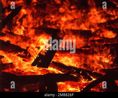Legna che brucia su falò (Bonfire Night), Ascot, Berkshire, Inghilterra, Regno Unito Foto Stock