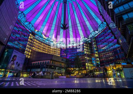 Berlino, Germania - Giugno 27 2022: Ripresa grandangolare del Sony Center a Berlino dall'interno, prima del tramonto Foto Stock