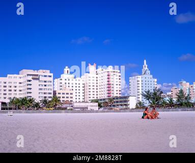 Spiaggia Vista mostra edifici Art Deco, South Beach, Miami Beach, Florida, Stati Uniti d'America Foto Stock