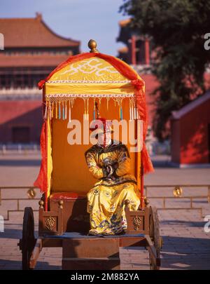 Turista vestito in costume imperiale, la Città Proibita (Zǐjìnchéng), Dongcheng, Pechino, la Repubblica popolare Cinese Foto Stock