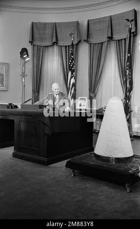 STATI UNITI Il presidente Dwight Eisenhower Warren K. Leffler, che ha tenuto un discorso televisivo sulla scienza e la sicurezza nazionale, accanto al cono nasale del missile sperimentale che era stato nello spazio e dietro, Casa Bianca, Washington, D.C., USA, US News & World Report Magazine Collection, 7 novembre 1957 Foto Stock