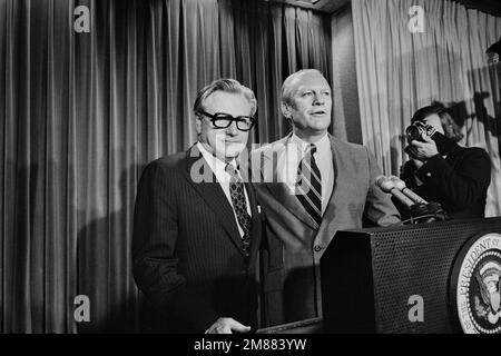 STATI UNITI Il presidente Gerald Ford annuncia gli Stati Uniti Vice Presidente Nominee Nelson Rockefeller alla Conferenza Stampa di Washington, D.C., USA, Warren K. Leffler, US News & World Report Magazine Collection, 20 agosto 1974 Foto Stock