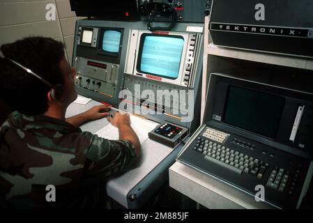 AIRMAN David Jones, specialista di apparecchiature televisive, segna il sistema di punteggio della Ordnance televisiva (TOSS) durante le cadute dal vivo all'Avon Park Range. Base: MacDill Air Force base Stato: Florida (FL) Paese: Stati Uniti d'America (USA) Foto Stock