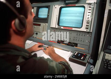 AIRMAN David Jones, specialista di apparecchiature televisive, segna il sistema di punteggio della Ordnance televisiva (TOSS) durante le cadute dal vivo all'Avon Park Range. Base: MacDill Air Force base Stato: Florida (FL) Paese: Stati Uniti d'America (USA) Foto Stock