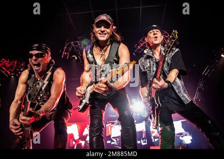 Foto dal vivo di Rudolf Schenker, Matthias jabs e Klaus Meine della band hard rock tedesca Scorpions. 2011, Lisbona Foto Stock