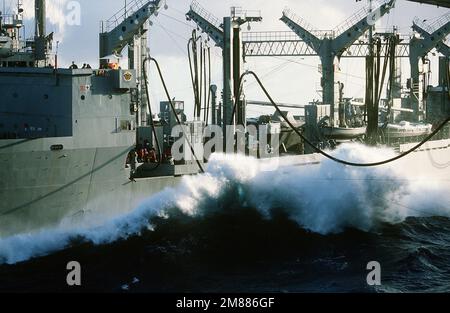 Un porto a metà nave vista del rifornimento di oliatore USS WICHITA (AOR-1) che conduce un'operazione di rifornimento in corso in mari pesanti. Paese: Sconosciuto Foto Stock