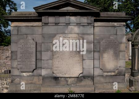 Monumento con lapidi montate a parete per Scrimgeour in Greyfriars Kirkyard, ispirazione per Rufus Scrimgeour nei romanzi di Harry Potter di JK Rowling Foto Stock