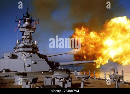 Le pistole di calibro 1 e 2 Mark 7 16 pollici/50 sono sparate a dritta durante un esercizio di tiro a batteria principale a bordo della nave da guerra USS NEW JERSEY (BB-62). Paese: Sconosciuto Foto Stock