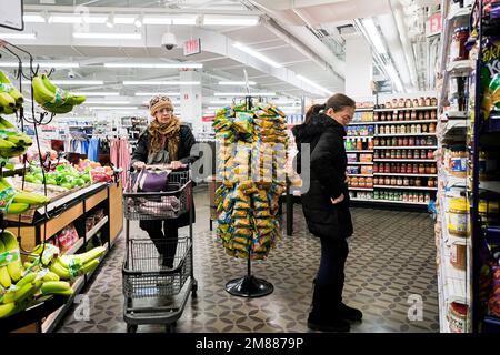 New York, Stati Uniti. 12th Jan, 2023. I clienti fanno acquisti in un negozio di Queens, New York, Stati Uniti, il 12 gennaio 2023. L'anno 2022 si è concluso con l'inflazione negli Stati Uniti anormalmente alta, nonostante la caduta di un capello in dicembre. Credit: Ziyu Julian Zhu/Xinhua/Alamy Live News Foto Stock