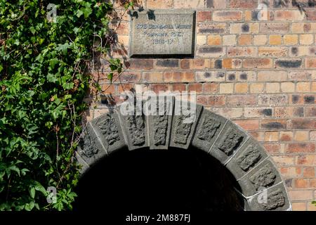 Ingresso orientale al tunnel delle munizioni che collegava la batteria di cannoni ai magazzini delle munizioni della rivista sull'isola di Inchcolm nella prima e seconda guerra mondiale Foto Stock