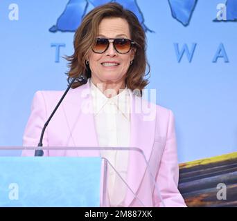 Los Angeles, Stati Uniti. 12th Jan, 2023. Sigourney Weaver è a portata di mano e cerimonia di footprint al TCL Chinese Theatre di Hollywood. Picture Credit: Paul Smith/Alamy Live News Foto Stock