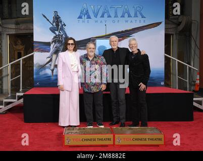 Los Angeles, Stati Uniti. 12th Jan, 2023. (L-R) Sigourney Weaver, Jon Landau, James Cameron e Stephen Lang alla Jon Landau e James Cameron Hand & Footprint Ceremony tenutasi presso il TCL Chinese Theater di Hollywood, CA giovedì 12 gennaio 2023. (Foto di Sthanlee B. Mirador/Sipa USA) Credit: Sipa USA/Alamy Live News Foto Stock