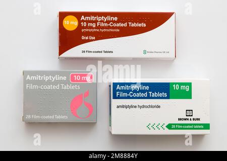 Scatole di varie marche generiche di 10mg compresse di Amitriptilina cloridrato su sfondo bianco Foto Stock