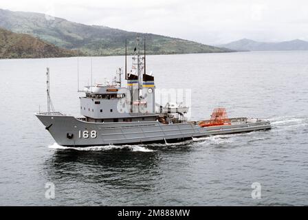 Una vista di prua del porto della flotta oceano rimorchiatore USNS CATAWBA (T-ATF-168) in corso durante il traino di due chiatte. La CATAWBA trasporta una slitta bersaglio arancione sul ponte. Base: Naval Station, Subic Bay Stato: Luzon Paese: Filippine (PHL) Foto Stock