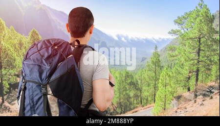 Ripresa di un uomo di mezza età che si arrampicate sulle montagne Foto Stock