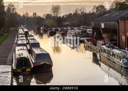 Al tramonto a Braunston, Northamptonshire, Regno Unito, ormeggiate sul Canal Grande Union. Foto Stock