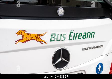 Logo Bus Éirenn sulla parte anteriore di uno dei suoi pullman a Cork, Irlanda. Foto Stock