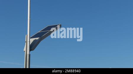 lampo di strada a energia solare. il concetto di risorse sostenibili e fonti di energia rinnovabili. tecnologie. Foto Stock