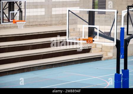 Primo piano di un canestro da basket su un campo sportivo Foto Stock
