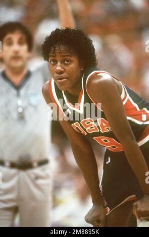 C. Davis, un membro degli Stati Uniti Forze armate, prende una pausa veloce mentre gioca sulla squadra di basket femminile durante i Giochi Panamericani annuali 10th. La squadra femminile statunitense ha vinto una medaglia d'oro nell'evento. Data esatta dell'acquisizione sconosciuta. Base: Indianapolis Stato: Indiana (IN) Nazione: Stati Uniti d'America (USA) Foto Stock