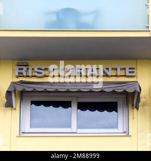 Segno al neon di vecchio stile con parola RISTORANTE: Ristorante italiano Foto Stock