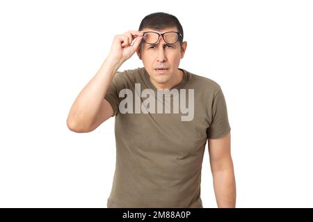 Adulto medio con gli occhiali che stressano gli occhi perché non riesce a vedere, isolato con sfondo bianco Foto Stock