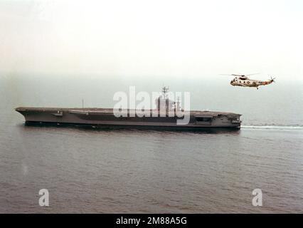 Una vista dal lato sinistro aria-aria di un elicottero anti-sottomarino Squadron 9 (HS-9) SH-3H Sea King in volo dal lato del porto della portaerei a propulsione nucleare USS THEODORE ROOSEVELT (CVN-71). Paese: Sconosciuto Foto Stock