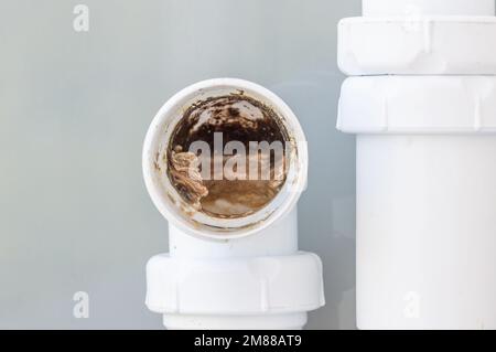 Ostruzione del tubo. Lavandino in bagno e cucina. Tubo sporco. Acqua e spazzatura. Lavoro tecnico. Sistema fognario rotto. Lavabo. Sanitari e sanitari Foto Stock