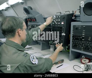 I membri dell'equipaggio controllano le apparecchiature del centro di controllo del lancio aereo (ALCC) EC-135 Stratotanker. Base: Vandenberg Air Force base Stato: California (CA) Paese: Stati Uniti d'America (USA) Foto Stock